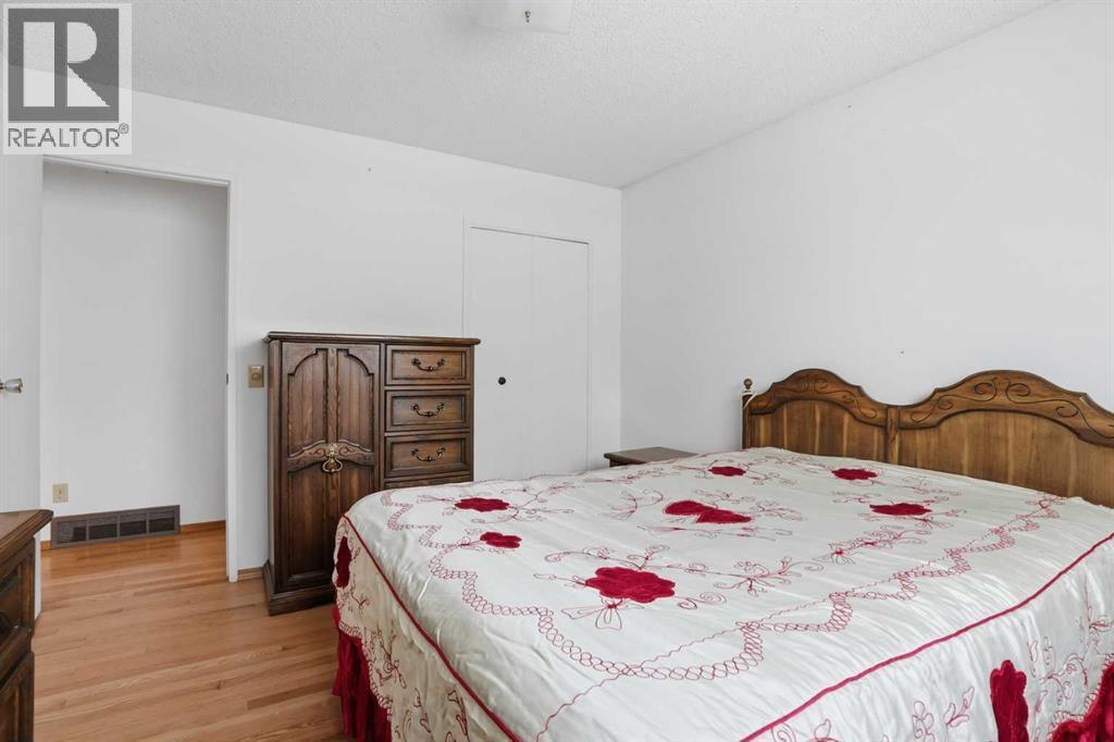 5224 5 Avenue Se, Calgary, AB - Indoor Photo Showing Bedroom