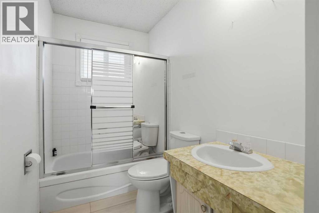 5224 5 Avenue Se, Calgary, AB - Indoor Photo Showing Bathroom