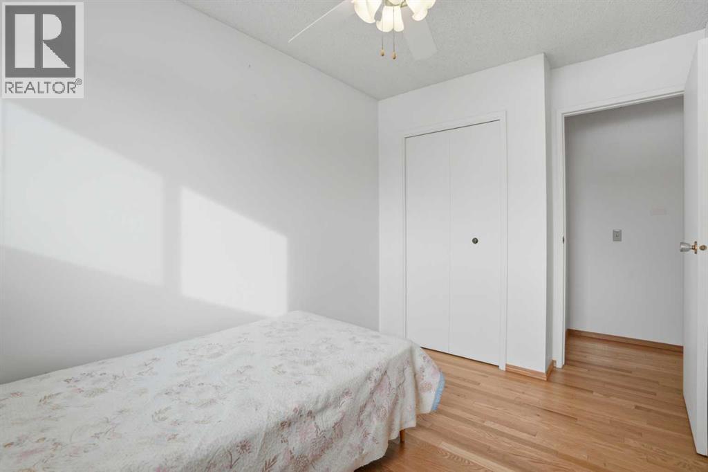 5224 5 Avenue Se, Calgary, AB - Indoor Photo Showing Bedroom
