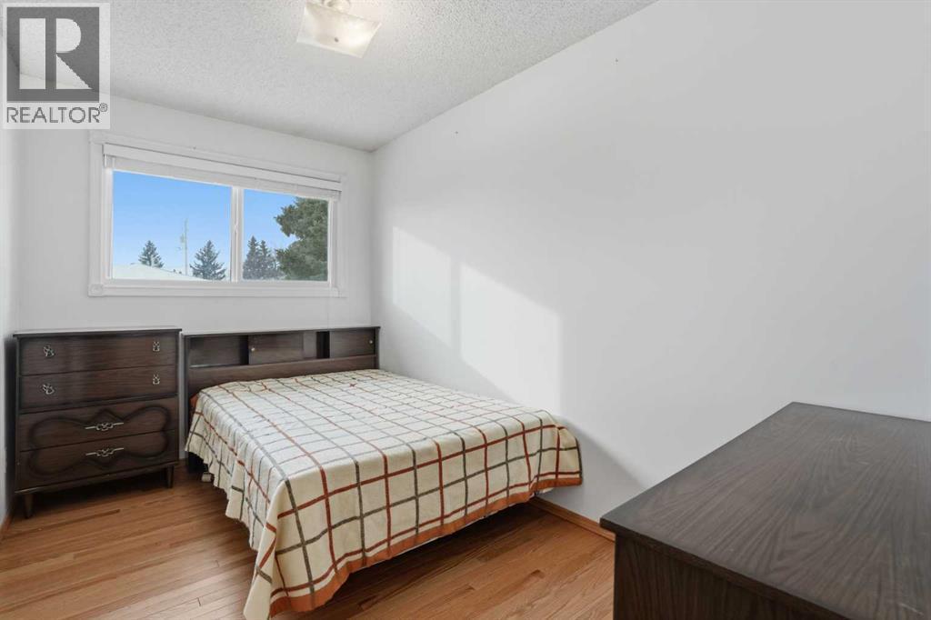 5224 5 Avenue Se, Calgary, AB - Indoor Photo Showing Bedroom