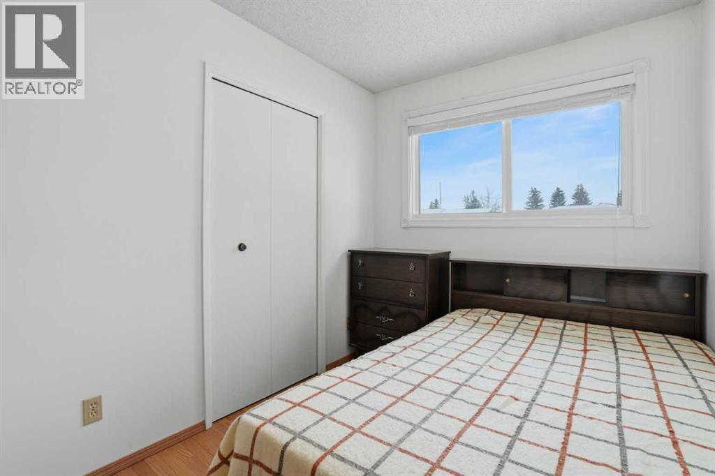 5224 5 Avenue Se, Calgary, AB - Indoor Photo Showing Bedroom
