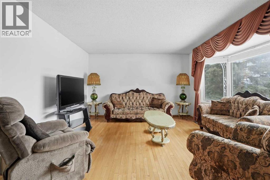 5224 5 Avenue Se, Calgary, AB - Indoor Photo Showing Living Room