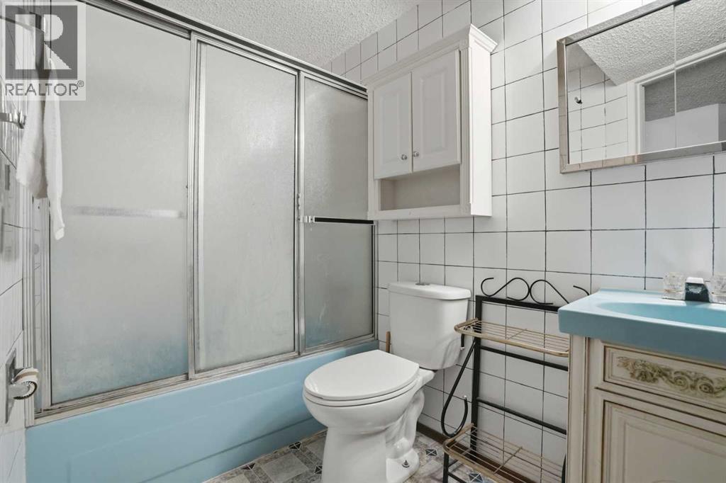 5224 5 Avenue Se, Calgary, AB - Indoor Photo Showing Bathroom