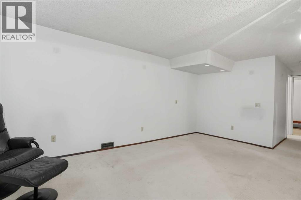 5224 5 Avenue Se, Calgary, AB - Indoor Photo Showing Other Room