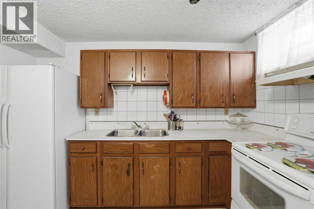 5224 5 Avenue Se, Calgary, AB - Indoor Photo Showing Kitchen With Double Sink