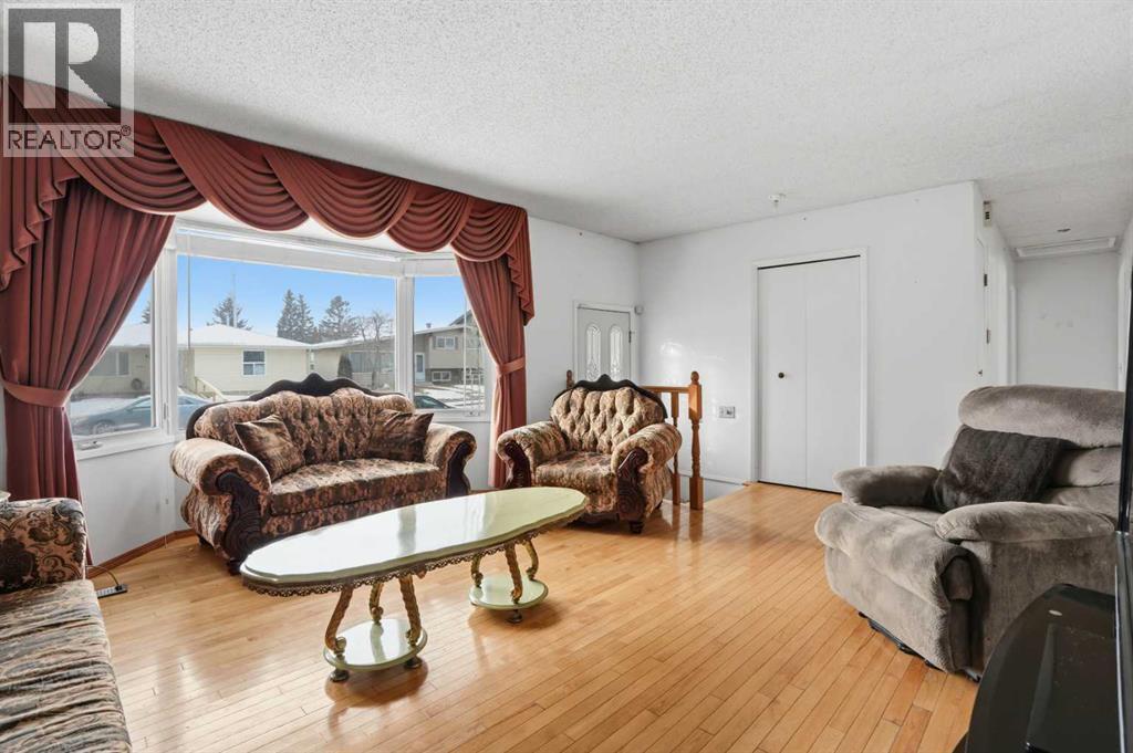 5224 5 Avenue Se, Calgary, AB - Indoor Photo Showing Living Room