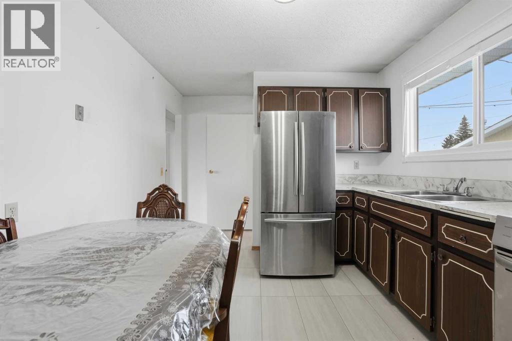 5224 5 Avenue Se, Calgary, AB - Indoor Photo Showing Kitchen With Double Sink