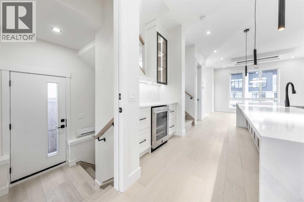 1417 42 Street Sw, Calgary, AB - Indoor Photo Showing Kitchen With Upgraded Kitchen