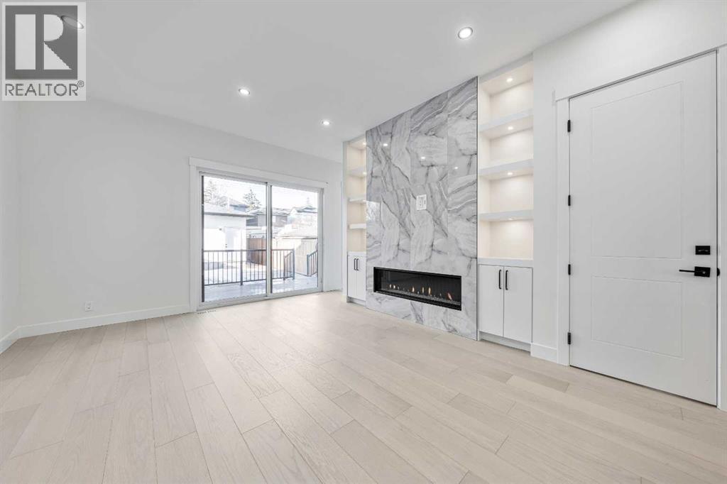 1417 42 Street Sw, Calgary, AB - Indoor With Fireplace