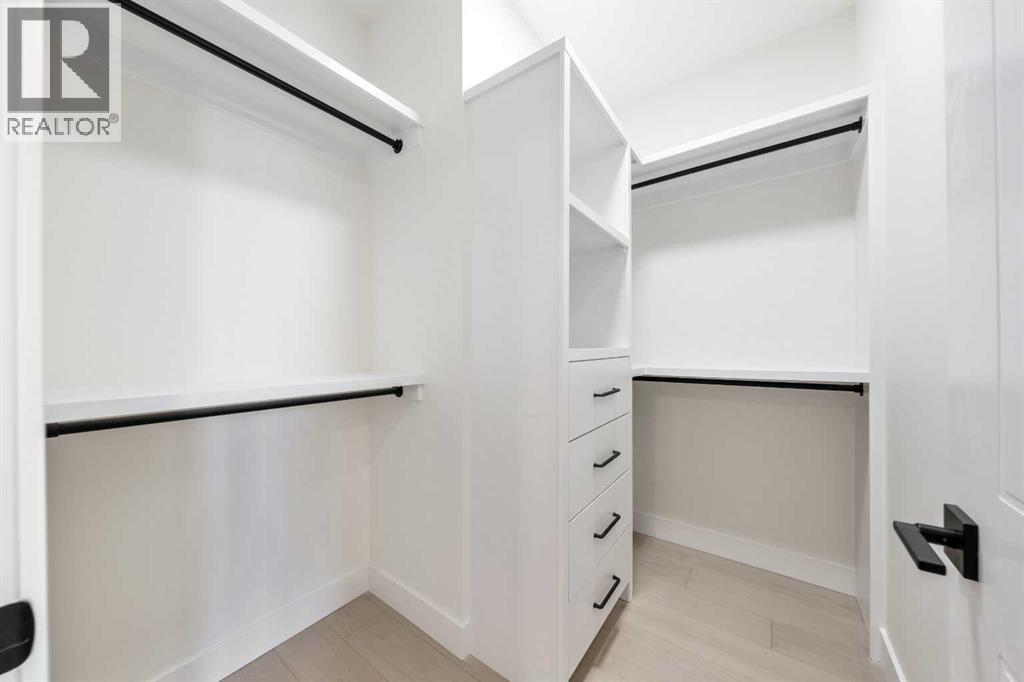 1417 42 Street Sw, Calgary, AB - Indoor With Storage