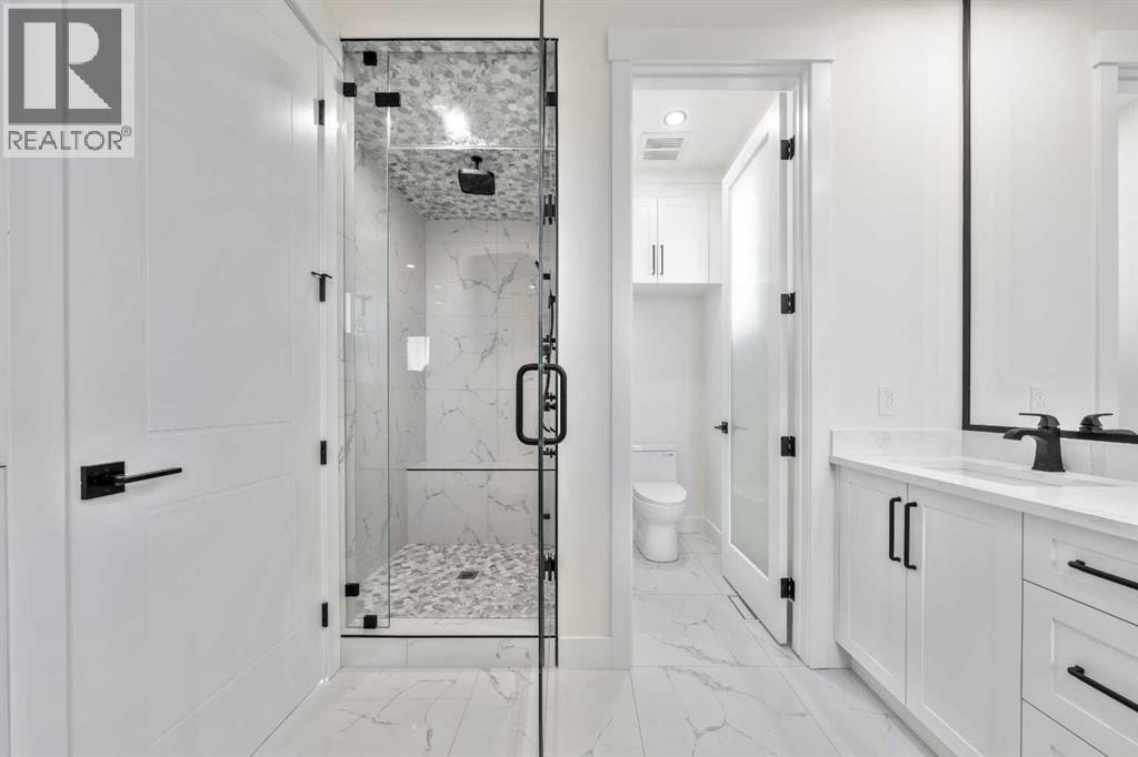 Tiled Primary Steam Shower with bench - 1417 42 Street Sw, Calgary, AB - Indoor Photo Showing Bathroom