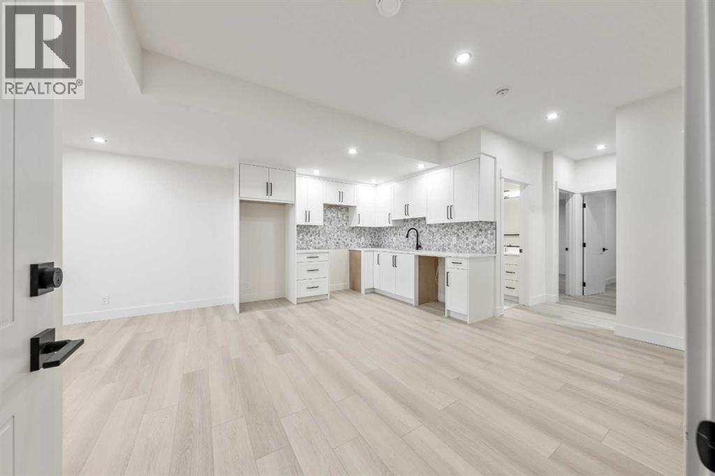 Legal 2 bedroom basement suite, with large windows in living room and bedrooms. Excellent Layout - 1417 42 Street Sw, Calgary, AB - Indoor Photo Showing Kitchen