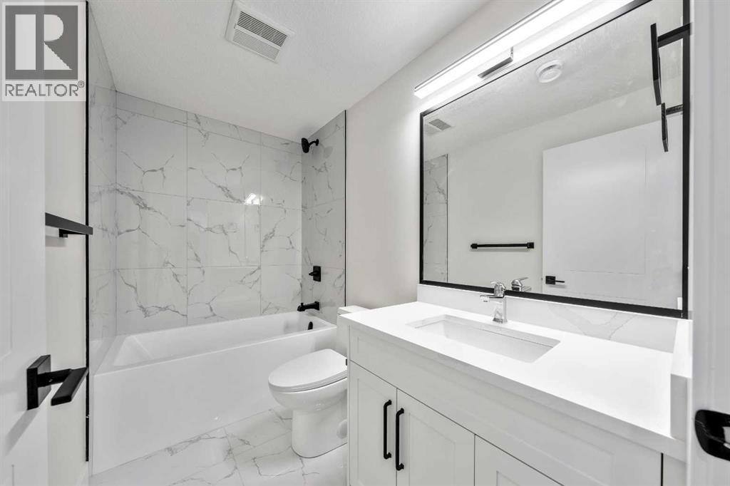 1417 42 Street Sw, Calgary, AB - Indoor Photo Showing Bathroom