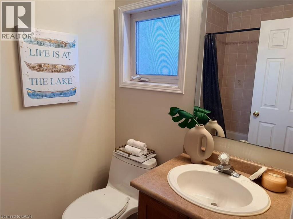 Bathroom featuring vanity and shower / tub combo - 2258 Empire Crescent, Burlington, ON - Indoor Photo Showing Bathroom