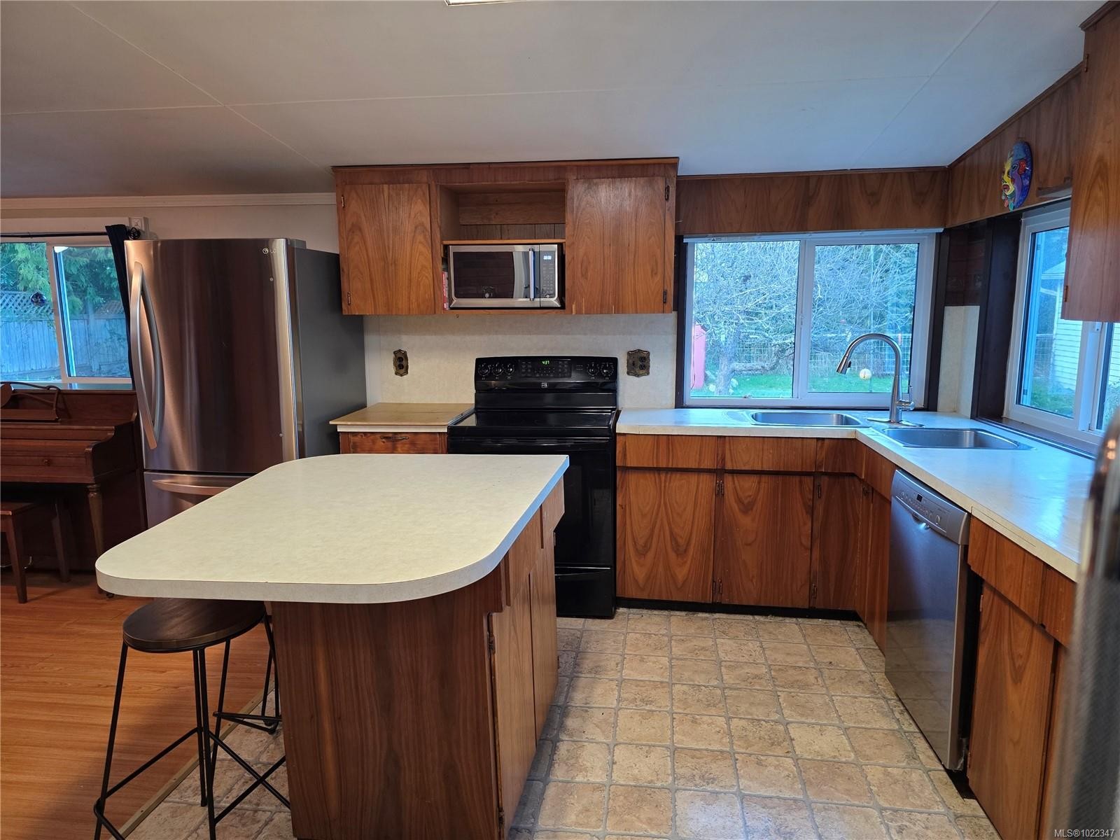 2114 Mckenzie Ave, Comox, BC