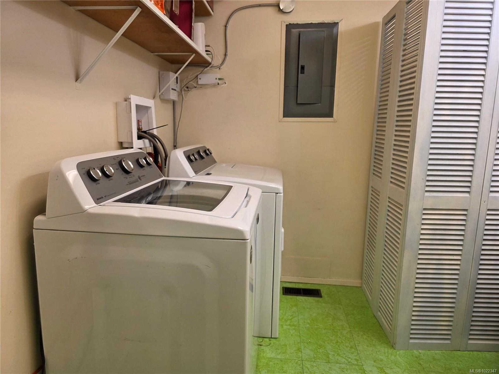 2114 Mckenzie Ave, Comox, BC