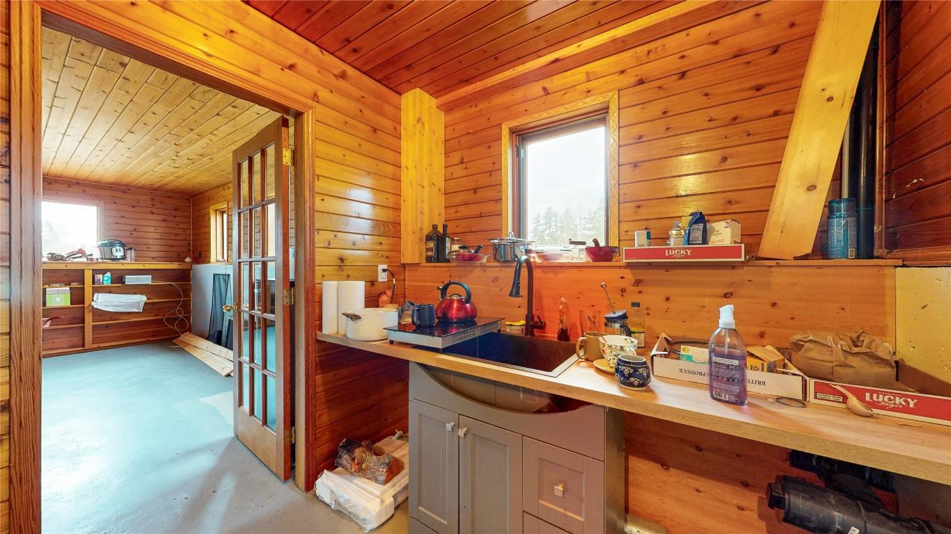 4581 Samuelson Road, Canyon, BC - Indoor Photo Showing Other Room