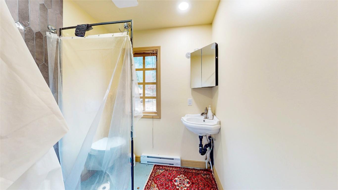 4581 Samuelson Road, Canyon, BC - Indoor Photo Showing Bathroom