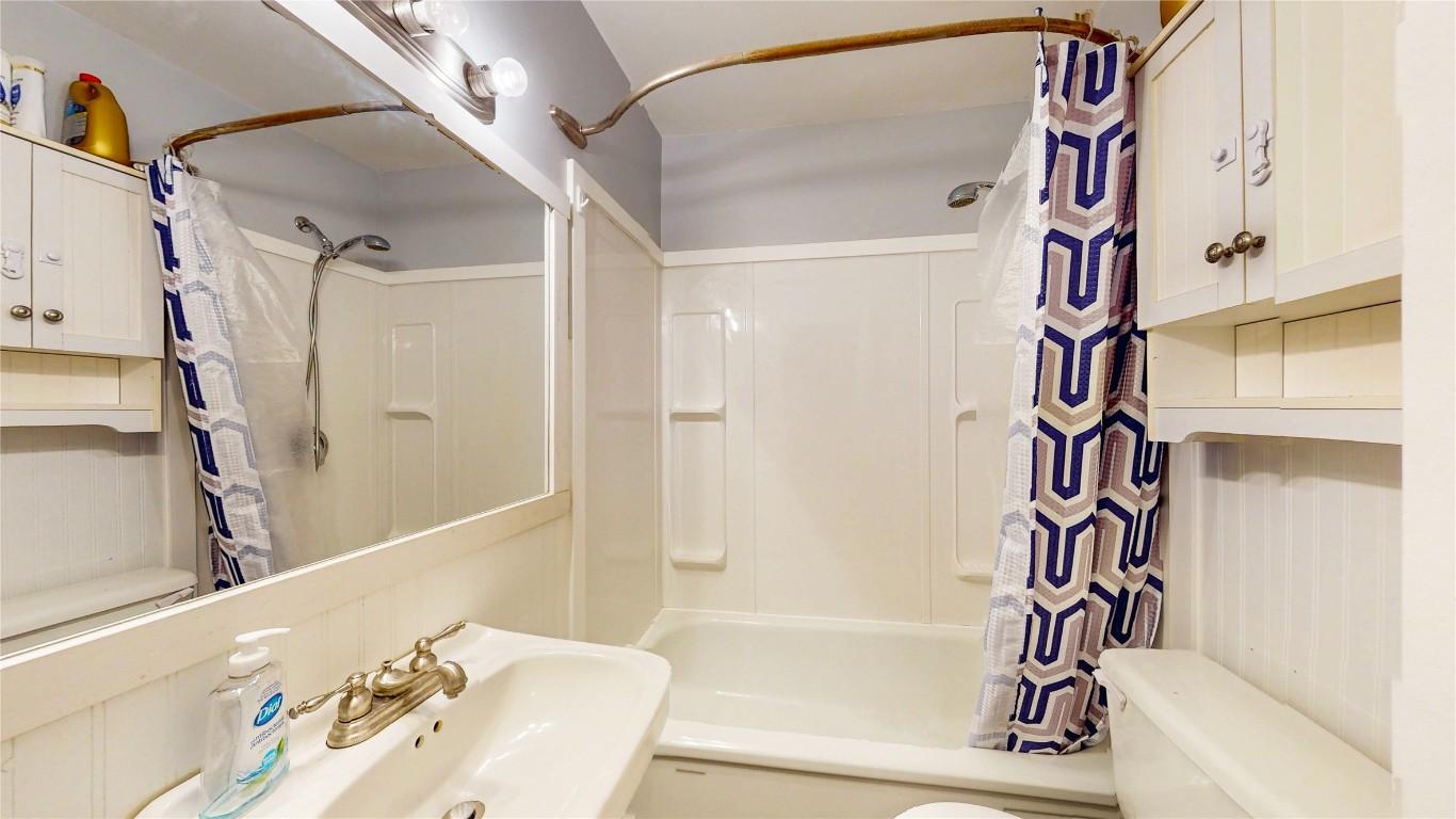 4581 Samuelson Road, Canyon, BC - Indoor Photo Showing Bathroom