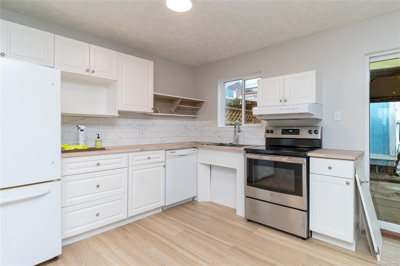 1628 Robert St, Crofton, BC - Indoor Photo Showing Kitchen