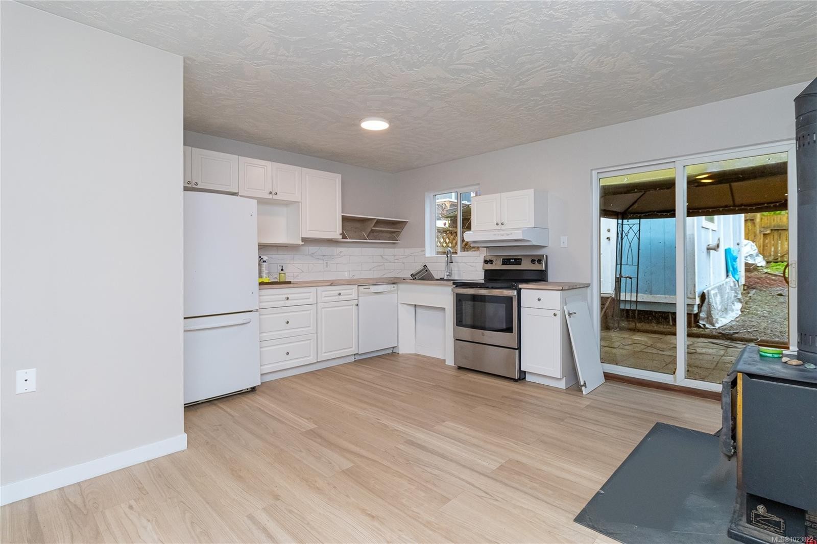 1628 Robert St, Crofton, BC - Indoor Photo Showing Kitchen