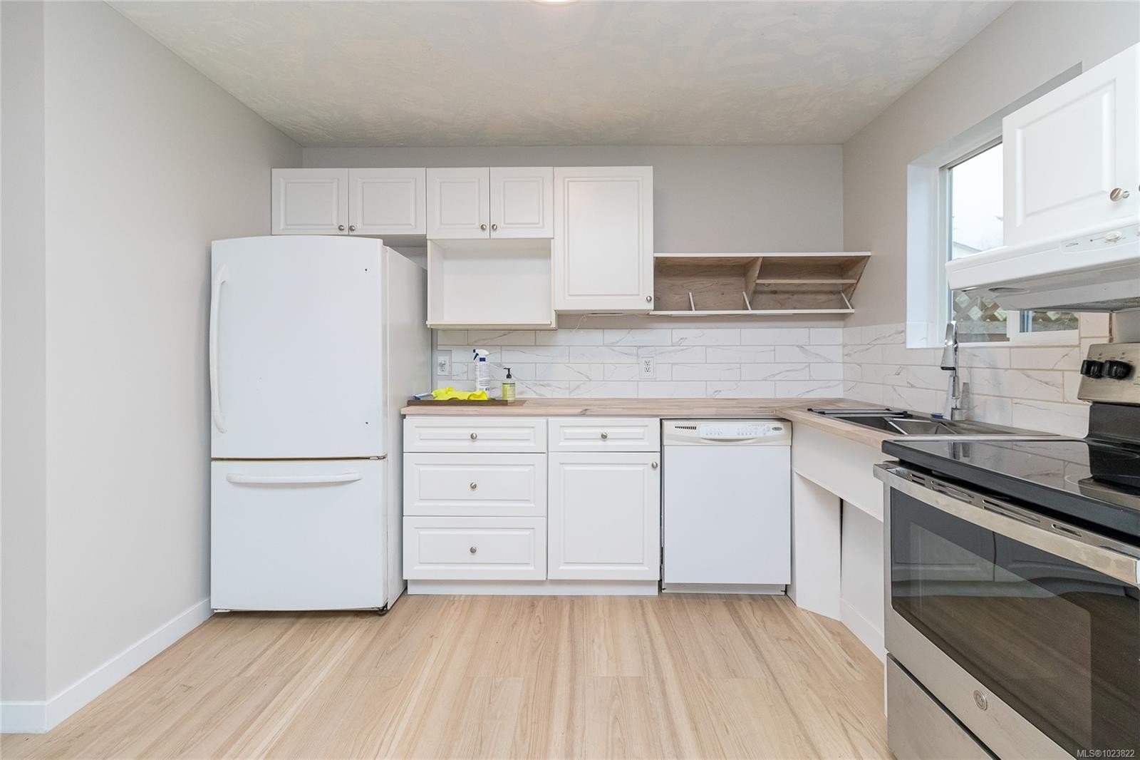 1628 Robert St, Crofton, BC - Indoor Photo Showing Kitchen