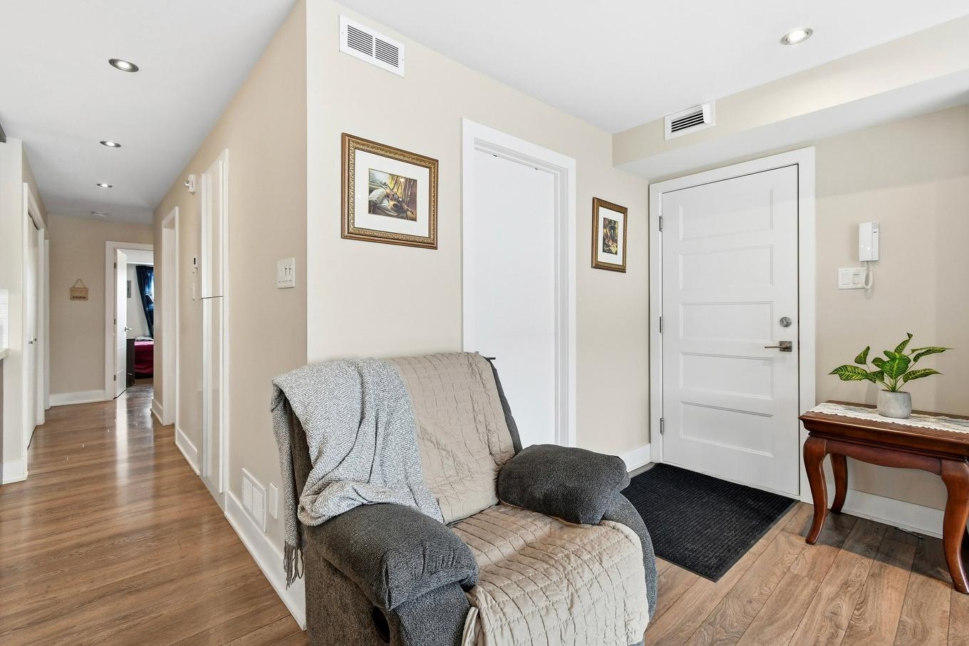 Hall d'entrée/Vestibule - 301-460 Av. De La Belle-Dame, La Prairie, QC - Indoor Photo Showing Other Room