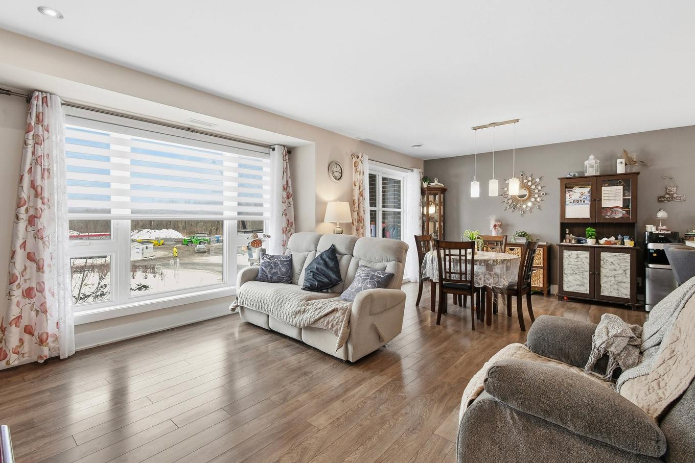 Vue d'ensemble - 301-460 Av. De La Belle-Dame, La Prairie, QC - Indoor Photo Showing Living Room