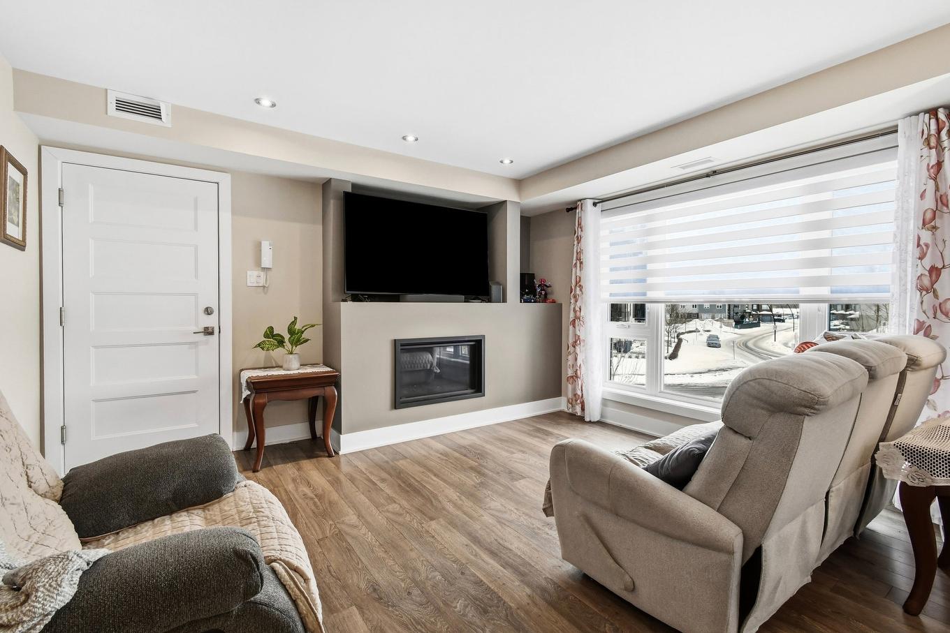 Salon - 301-460 Av. De La Belle-Dame, La Prairie, QC - Indoor Photo Showing Living Room With Fireplace