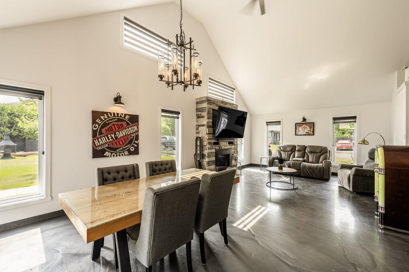 Dining room - 470 Rue Arthur-Priem, Saint-Roch-De-Richelieu, QC - Indoor Photo Showing Other Room With Fireplace