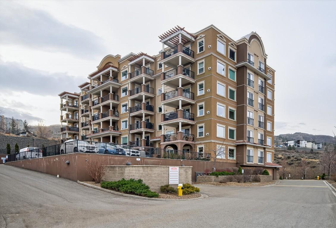 #301-975 Victoria W Street, Kamloops, BC - Outdoor With Facade