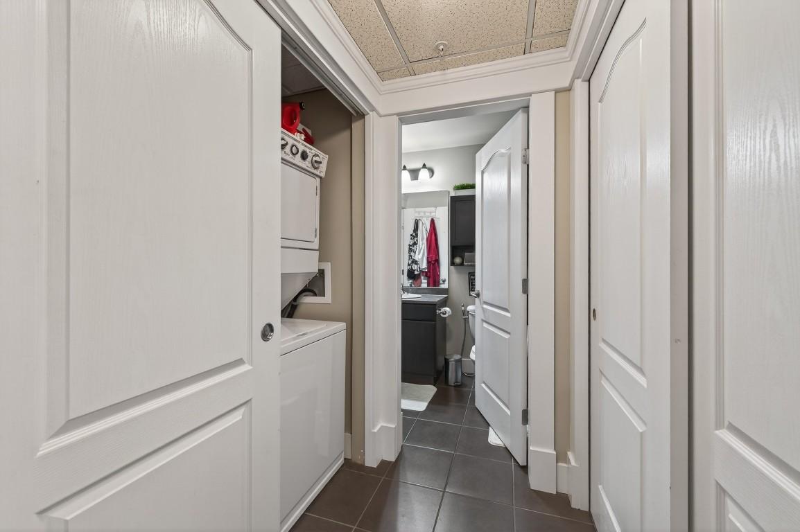 #301-975 Victoria W Street, Kamloops, BC - Indoor Photo Showing Laundry Room