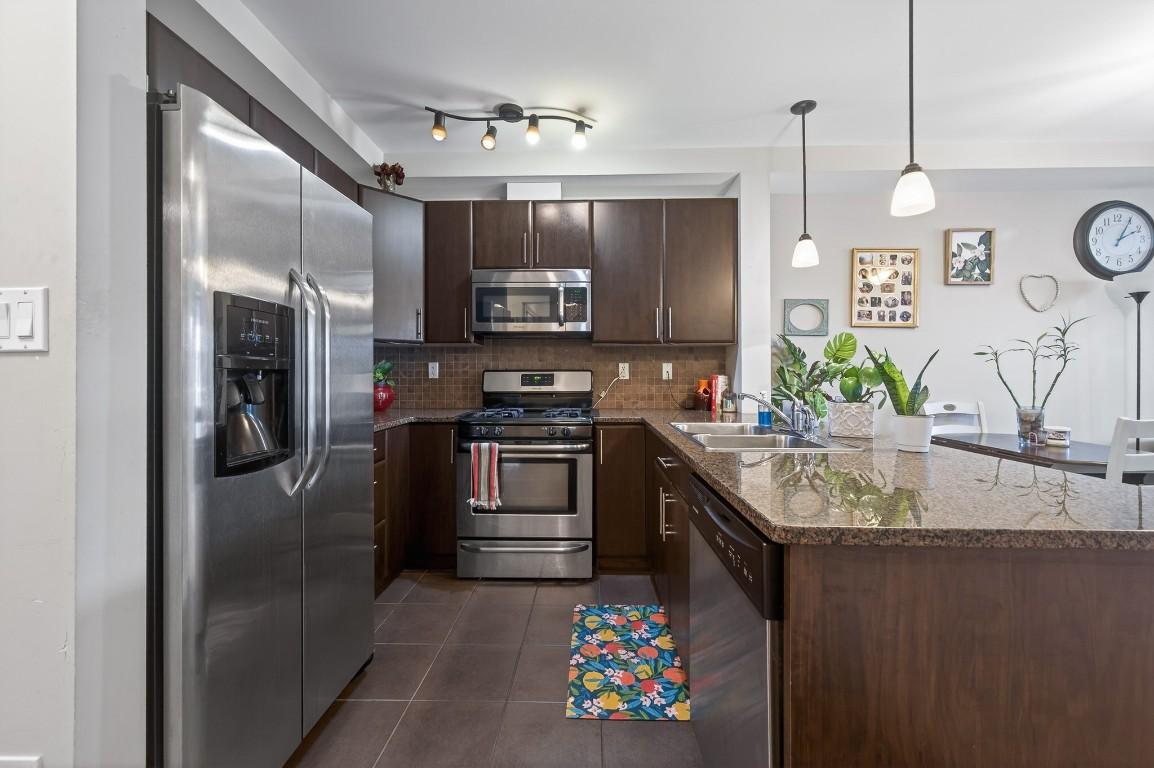 #301-975 Victoria W Street, Kamloops, BC - Indoor Photo Showing Kitchen With Stainless Steel Kitchen With Double Sink With Upgraded Kitchen