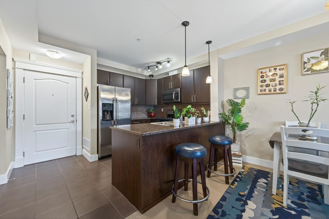 #301-975 Victoria W Street, Kamloops, BC - Indoor Photo Showing Kitchen
