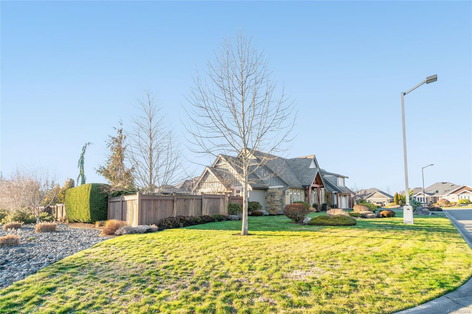 609 Prospect Pointe Dr, French Creek, BC