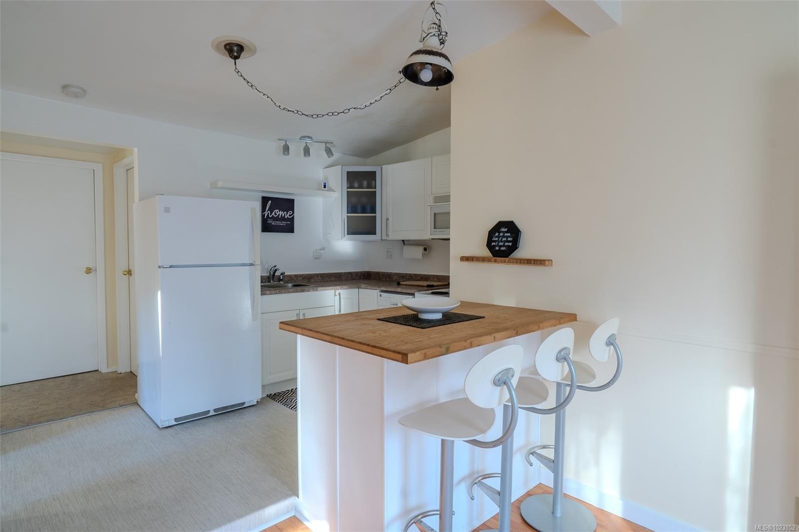 274 Park Dr, Salt Spring, BC - Indoor Photo Showing Kitchen