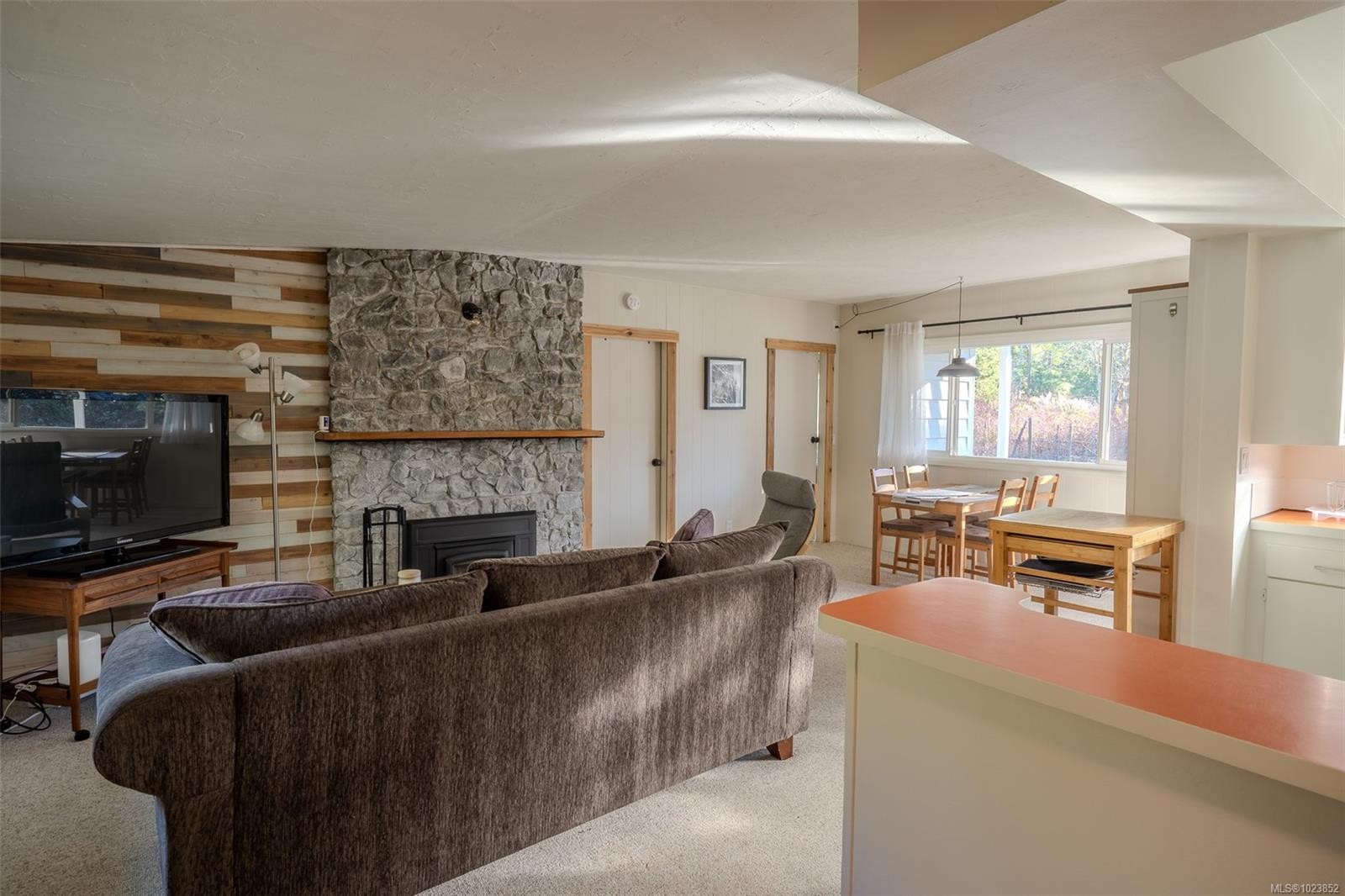 274 Park Dr, Salt Spring, BC - Indoor Photo Showing Living Room With Fireplace