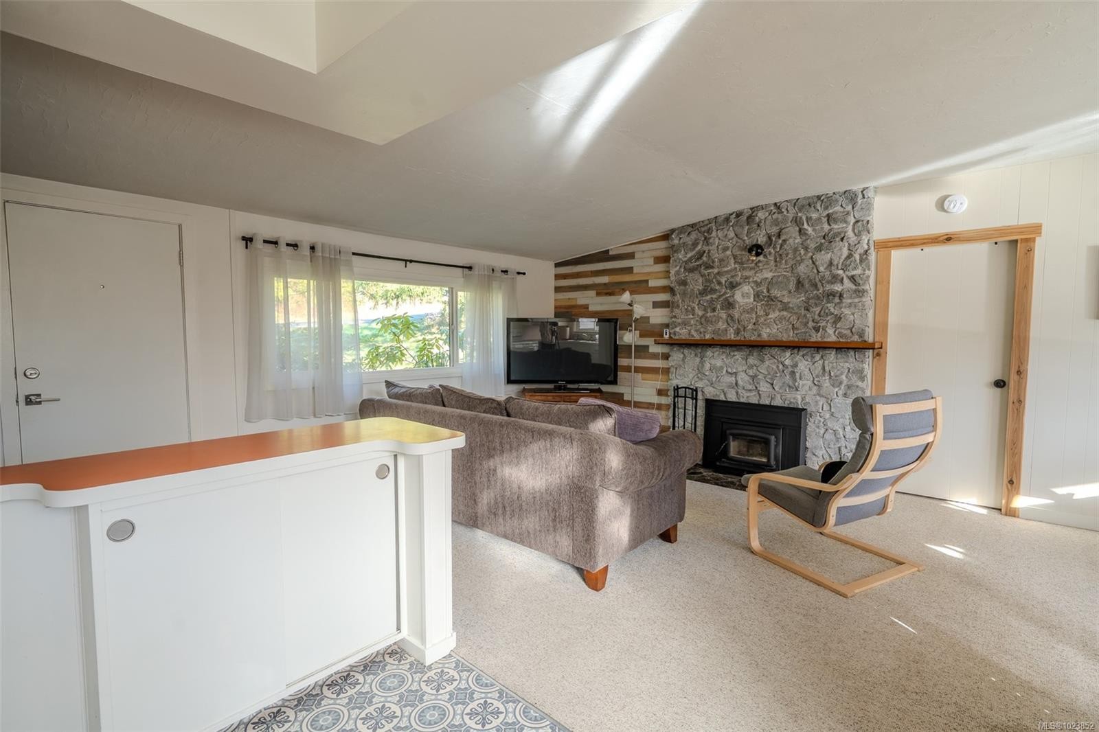 274 Park Dr, Salt Spring, BC - Indoor Photo Showing Living Room With Fireplace