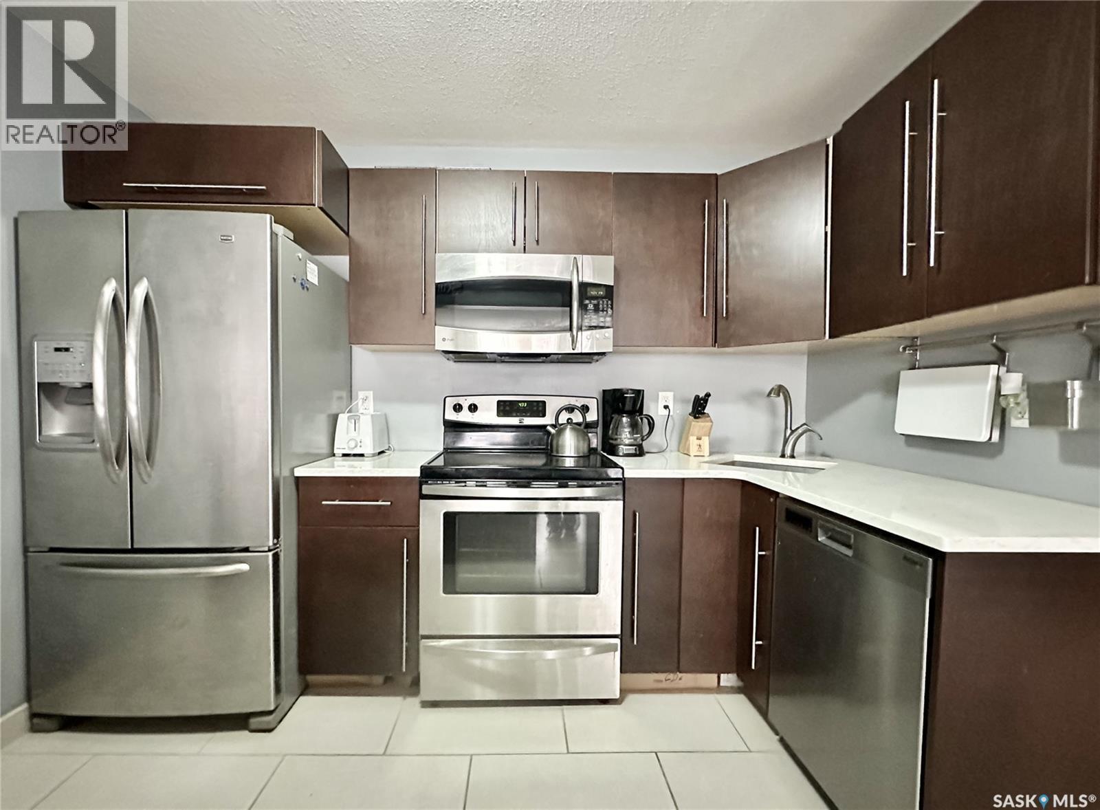 2060 Lorne Street, Regina, SK - Indoor Photo Showing Kitchen With Stainless Steel Kitchen