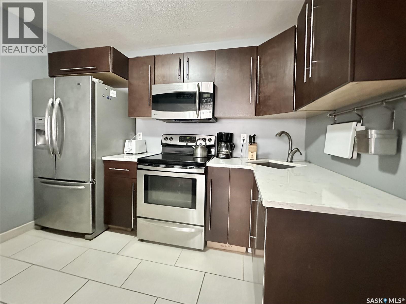 2060 Lorne Street, Regina, SK - Indoor Photo Showing Kitchen With Stainless Steel Kitchen