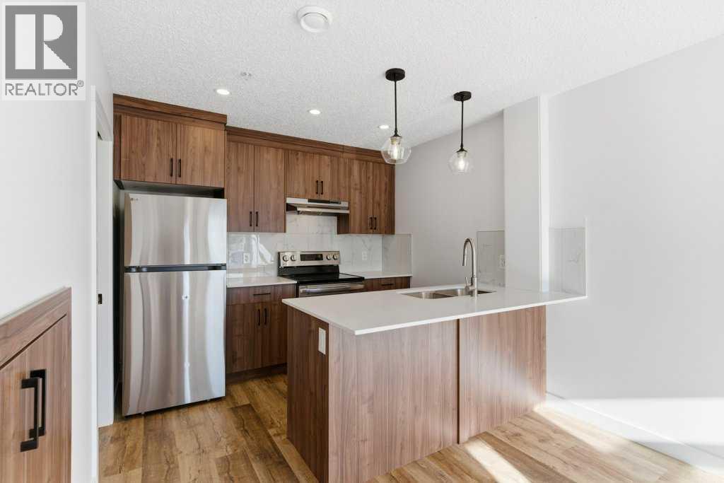 102, 156 Park Street, Cochrane, AB - Indoor Photo Showing Kitchen With Double Sink