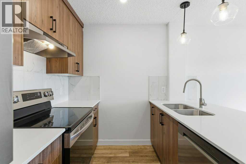 102, 156 Park Street, Cochrane, AB - Indoor Photo Showing Kitchen With Double Sink