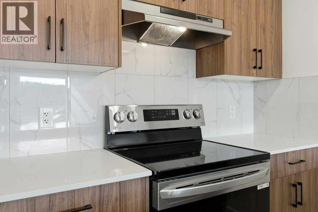 102, 156 Park Street, Cochrane, AB - Indoor Photo Showing Kitchen