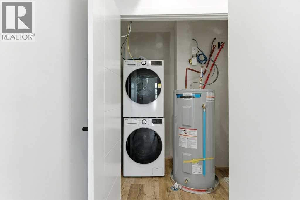 102, 156 Park Street, Cochrane, AB - Indoor Photo Showing Laundry Room