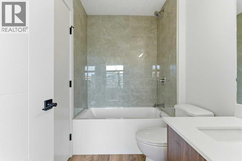 102, 156 Park Street, Cochrane, AB - Indoor Photo Showing Bathroom