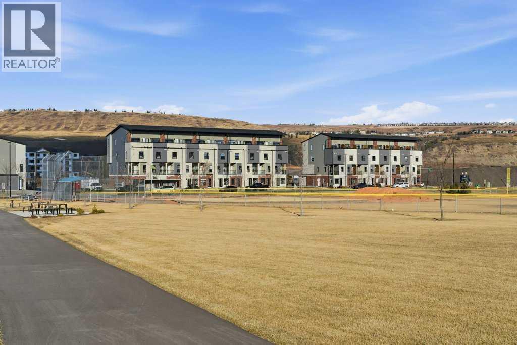 102, 156 Park Street, Cochrane, AB - Outdoor