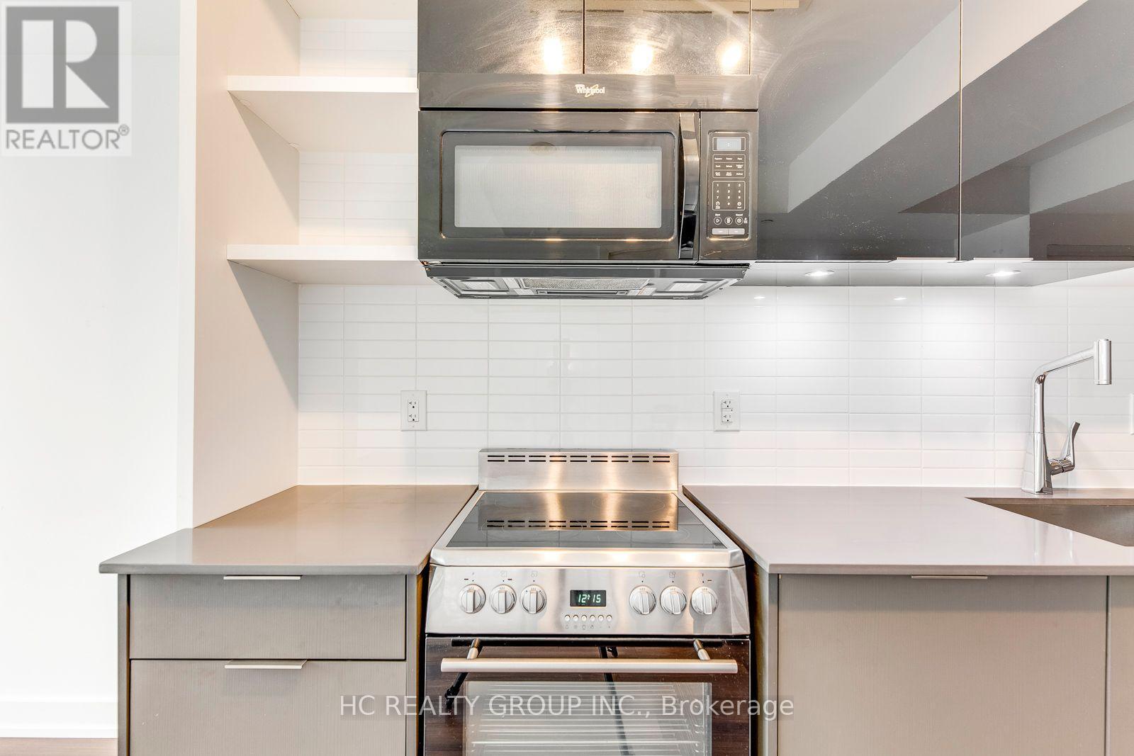 302 - 6 Parkwood Avenue, Toronto, ON - Indoor Photo Showing Kitchen