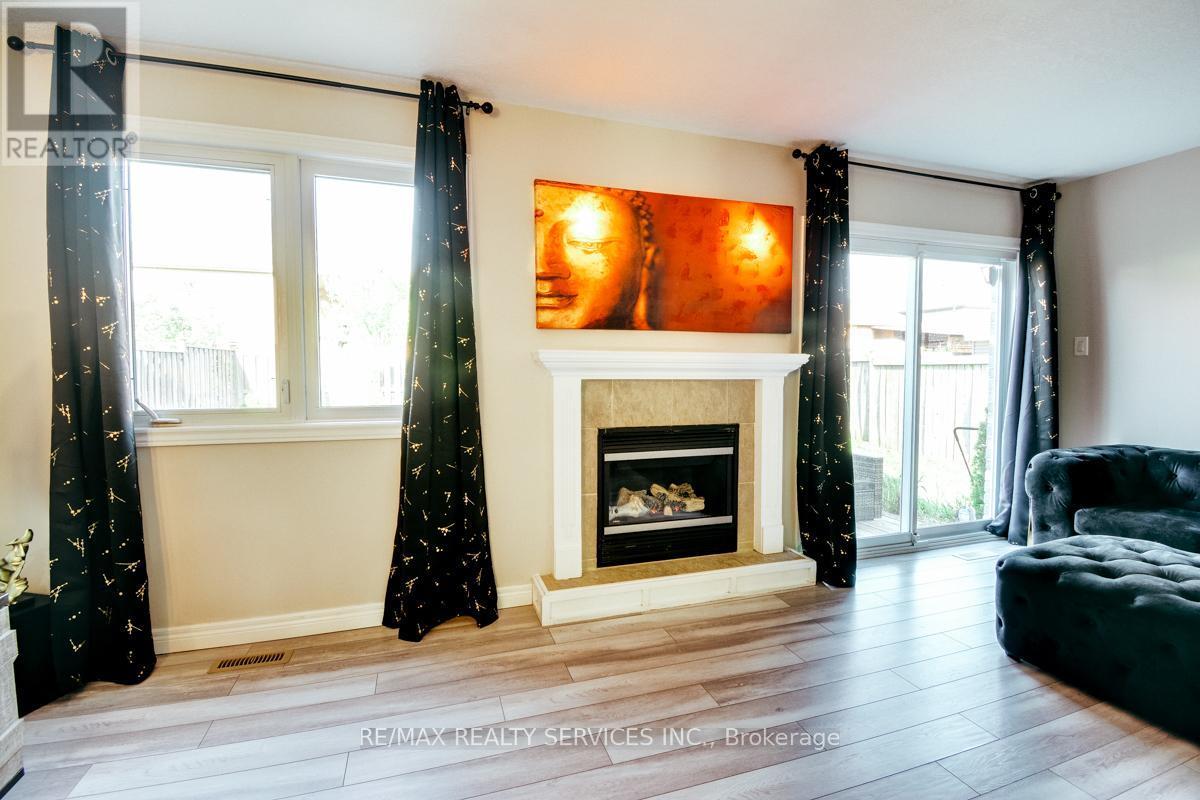 21 Faith Boulevard, St. Thomas, ON - Indoor Photo Showing Living Room With Fireplace