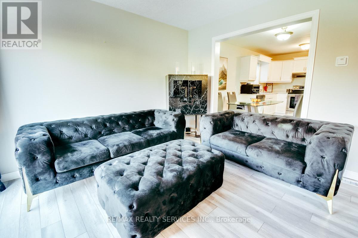 21 Faith Boulevard, St. Thomas, ON - Indoor Photo Showing Living Room