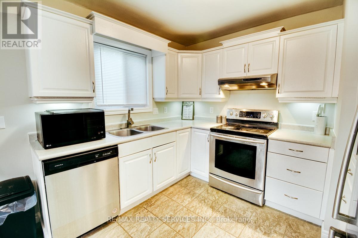 21 Faith Boulevard, St. Thomas, ON - Indoor Photo Showing Kitchen With Double Sink